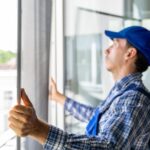 desmontar una mosquitera enrollable