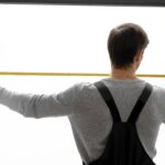 Cómo medir las ventanas para poner mosquiteras hombre colocando mosquiteras Glosojor