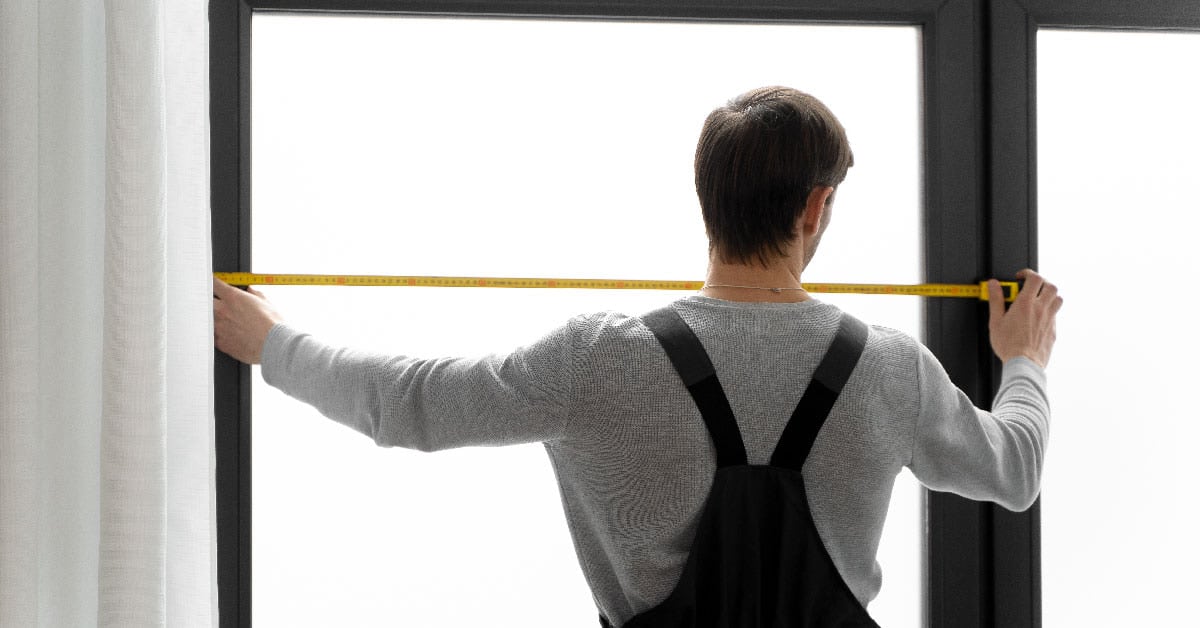 Cómo medir las ventanas para poner mosquiteras hombre colocando mosquiteras Glosojor