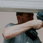 ajustar puerta pvc descolgada