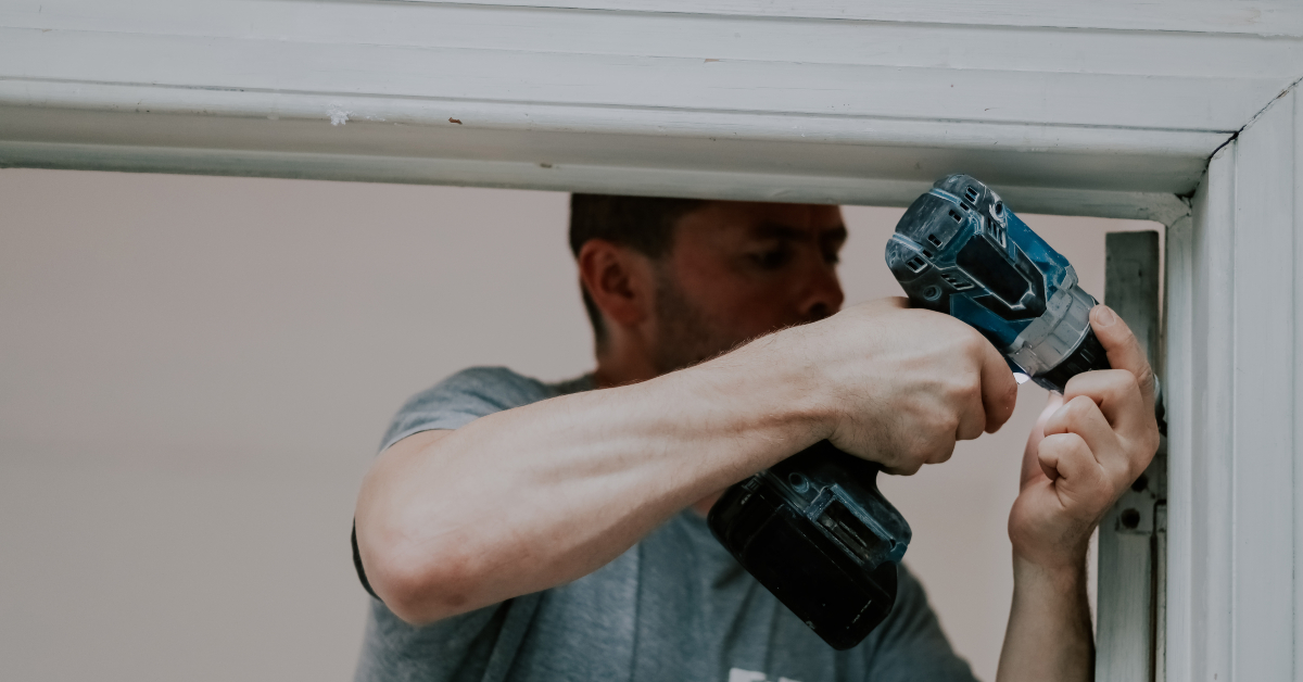 ajustar puerta pvc descolgada