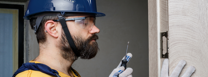 arreglar puerta pvc descolgada